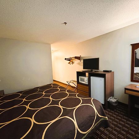 Hotel Super 8 By Wyndham Reedsburg Esterno foto