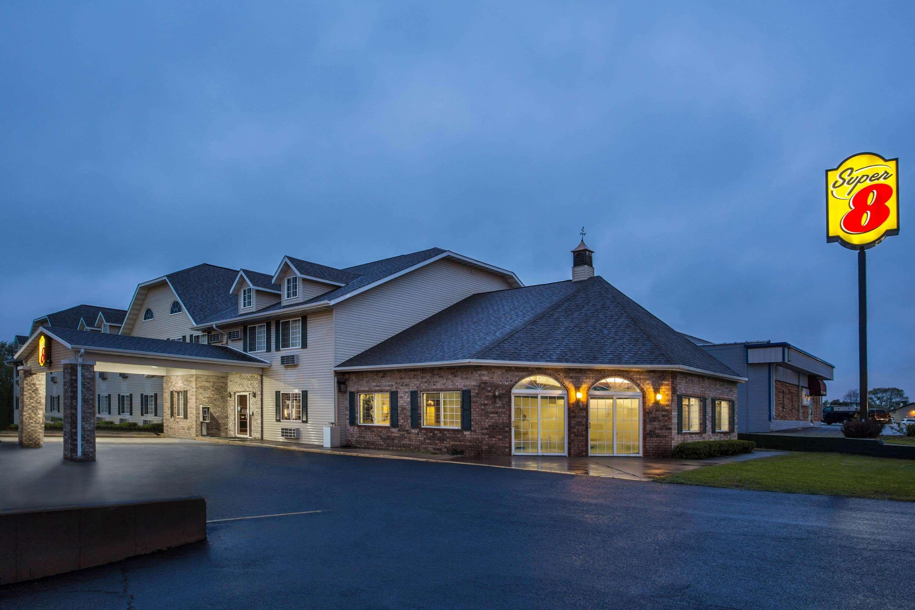 Hotel Super 8 By Wyndham Reedsburg Esterno foto