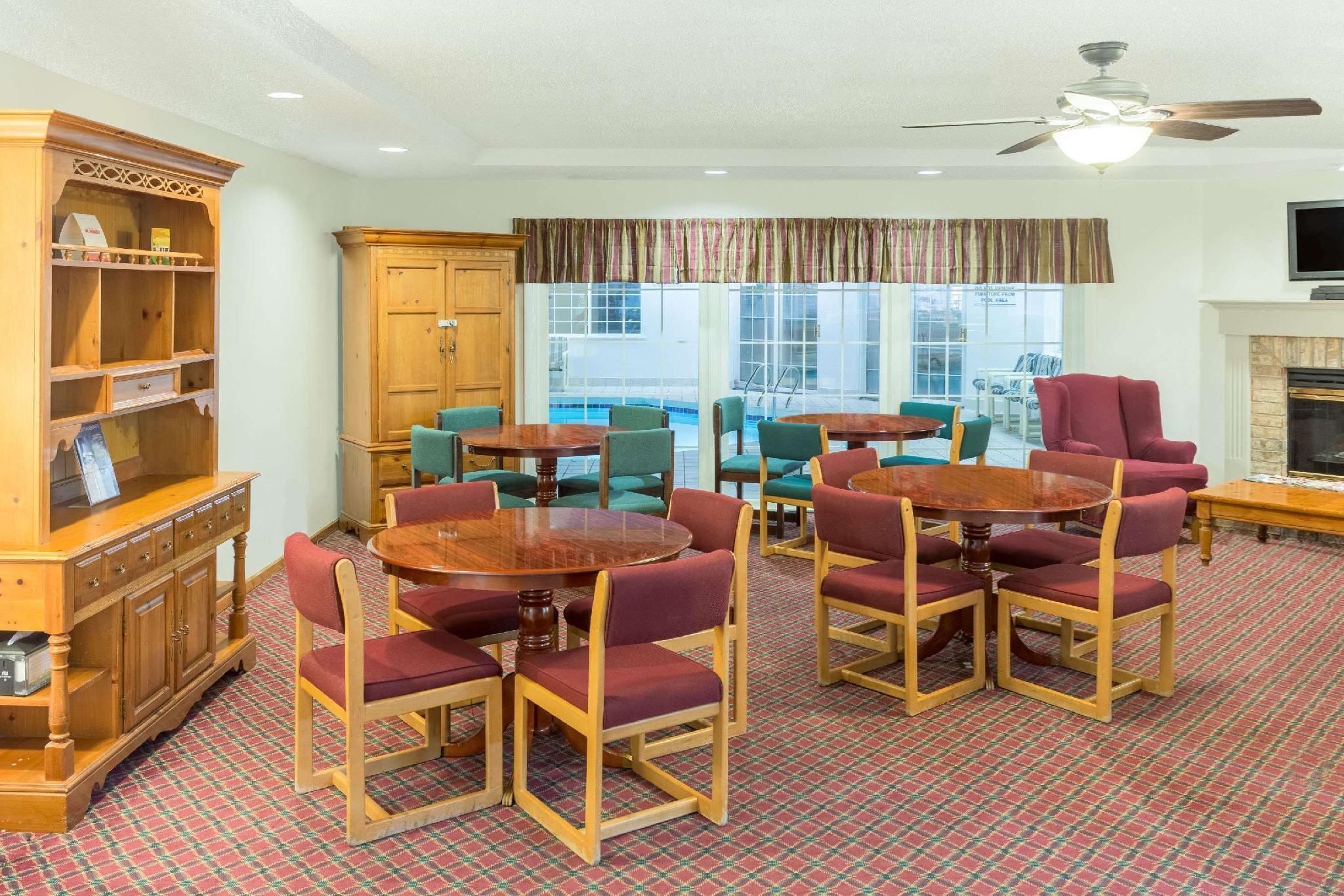 Hotel Super 8 By Wyndham Reedsburg Esterno foto