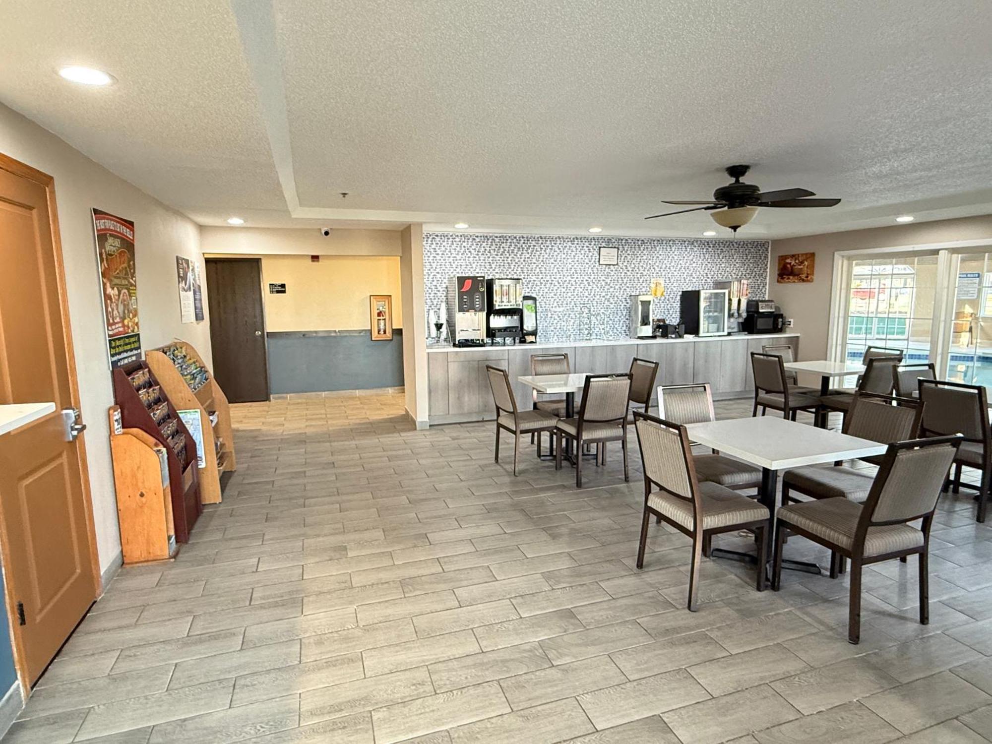 Hotel Super 8 By Wyndham Reedsburg Esterno foto