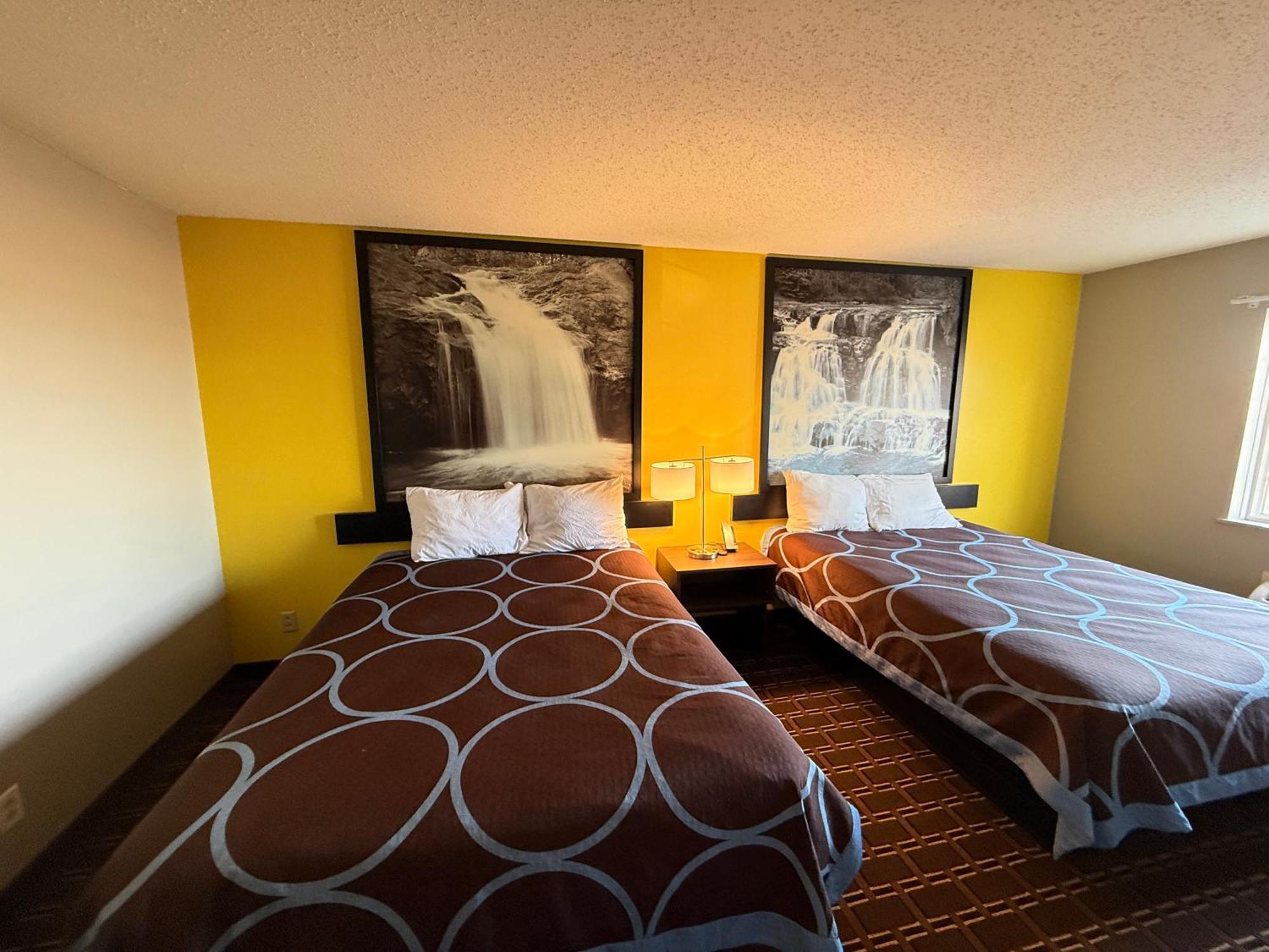 Hotel Super 8 By Wyndham Reedsburg Esterno foto