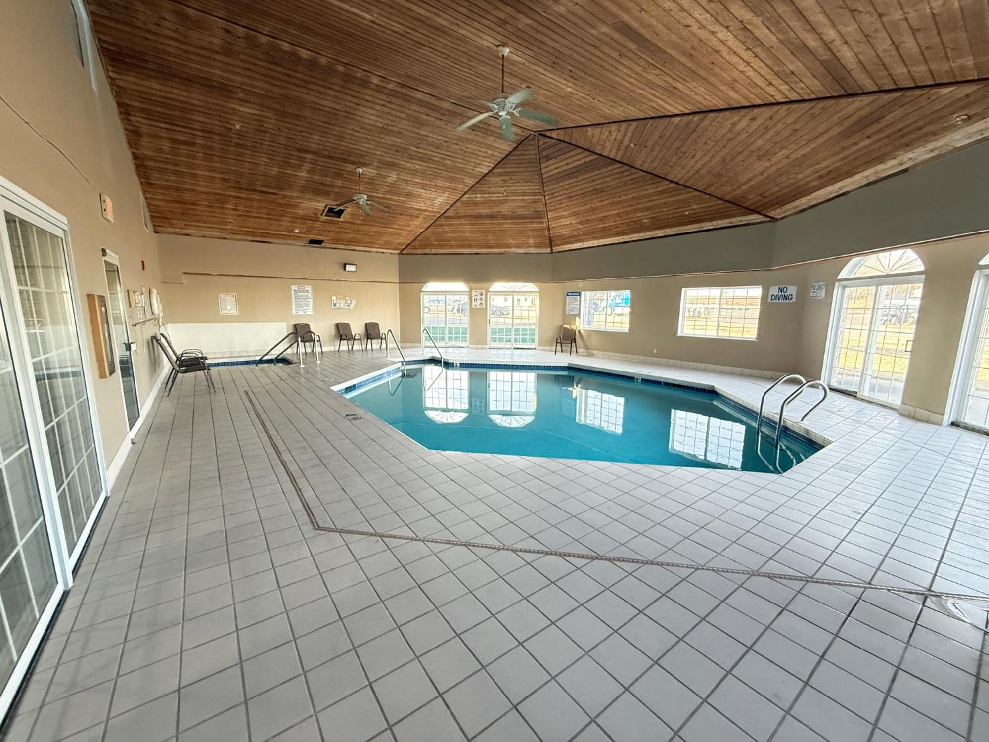Hotel Super 8 By Wyndham Reedsburg Esterno foto