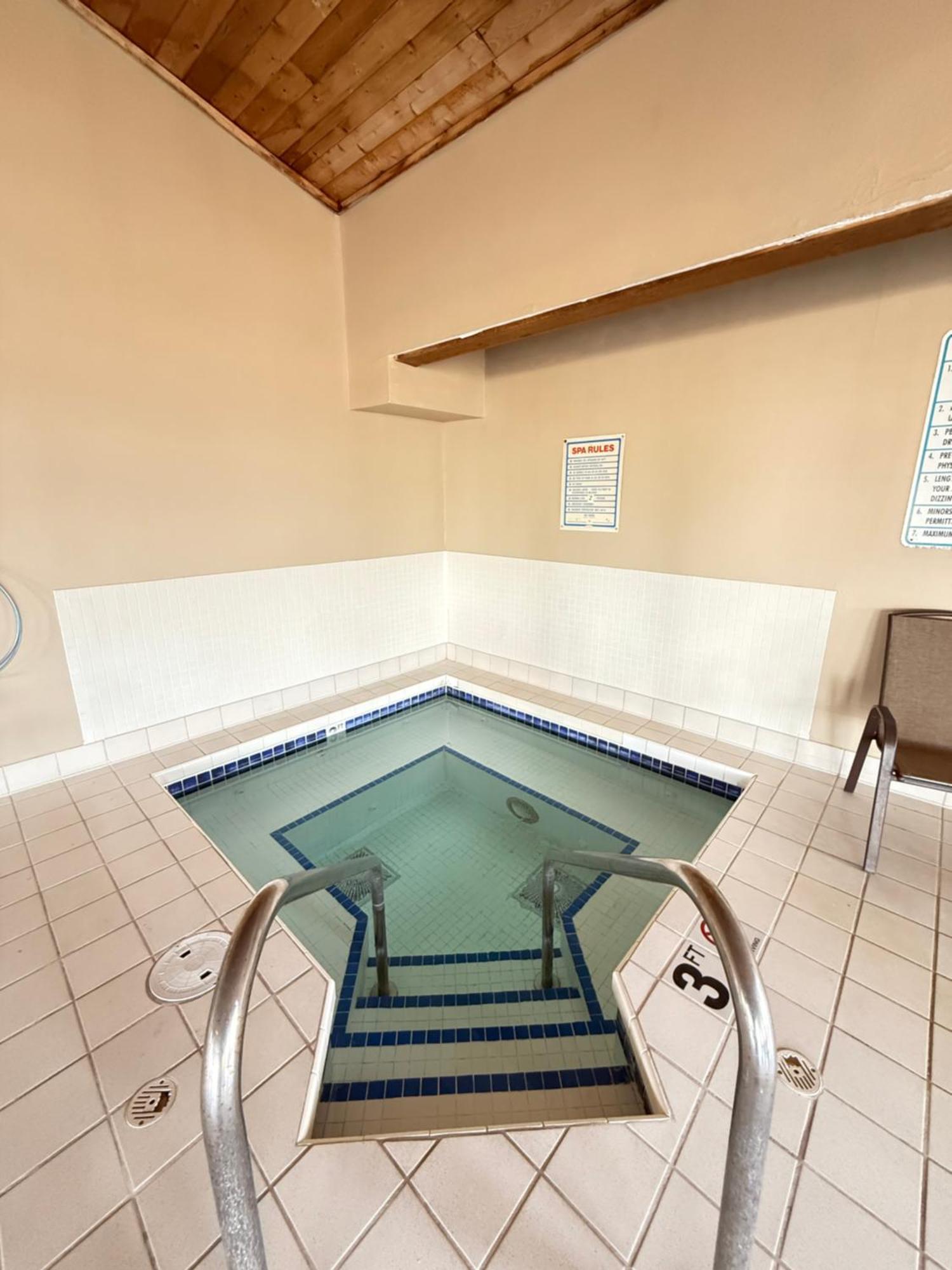 Hotel Super 8 By Wyndham Reedsburg Esterno foto